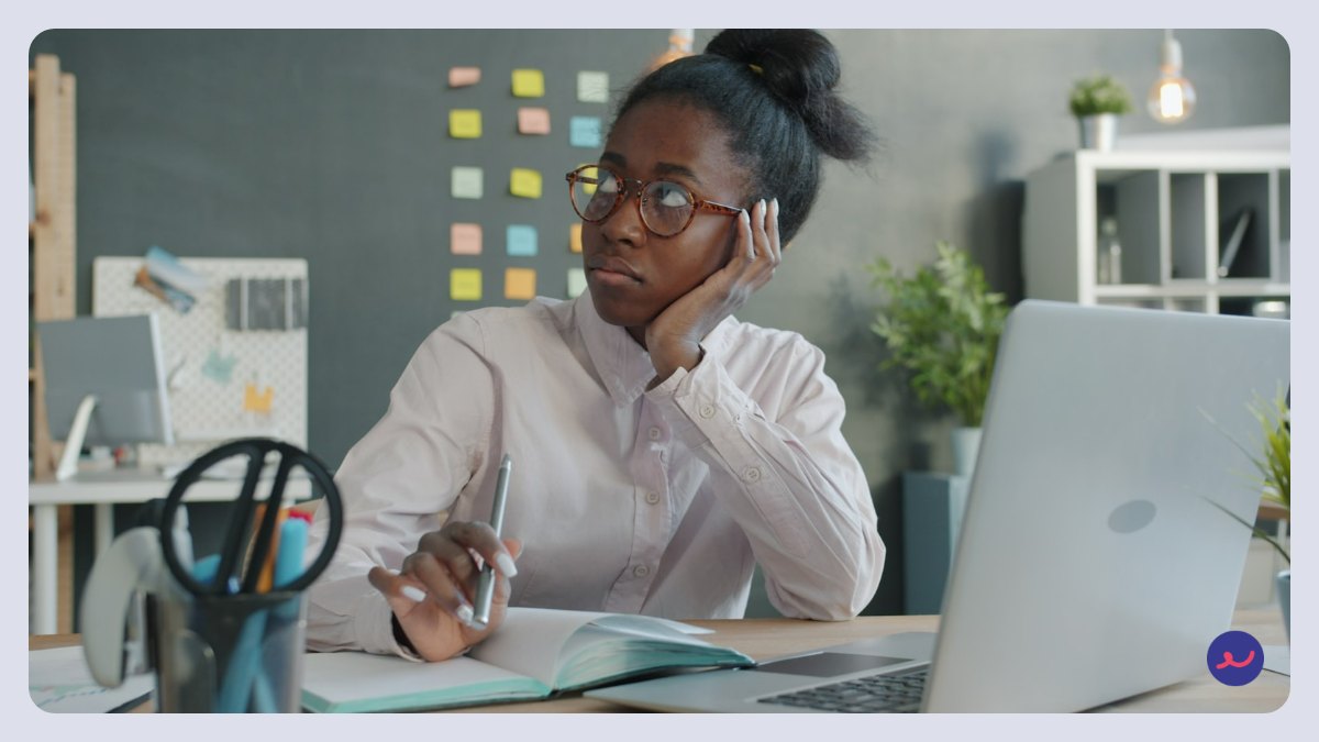 Professionnelle s'interrogeant devant son ordinateur portable en remplissant l'inventaire de personnalité PCM