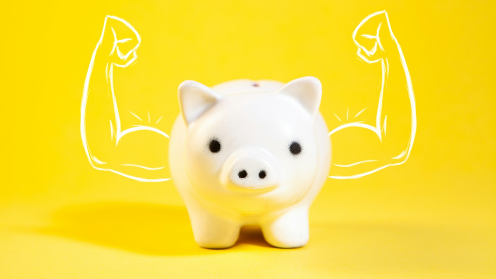 Tirelire blanche aux bras musclés sur fond jaune, symbole du budget formation AGEFICE du dirigeant
